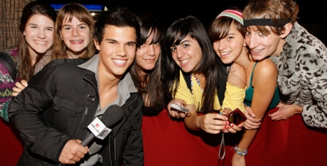 Taylor Lautner with Fans Photo: Chris Polk/Polkimaging.com
